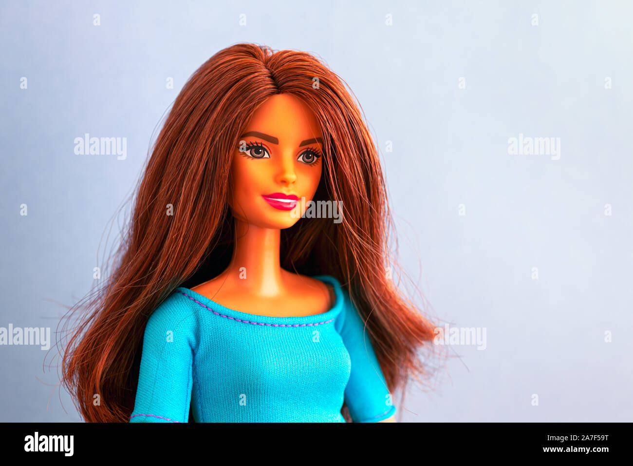 Tambov, Rusia - 27 de noviembre de 2018 Retrato de la muñeca Barbie con pelo  marrón contra el fondo azul. Foto de estudio Fotografía de stock - Alamy