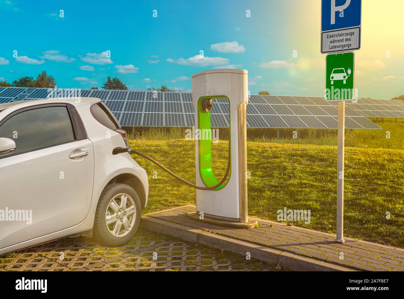 Estación de carga eléctrico coche eléctrico de la bomba de combustible del sistema solar blanco Foto de stock