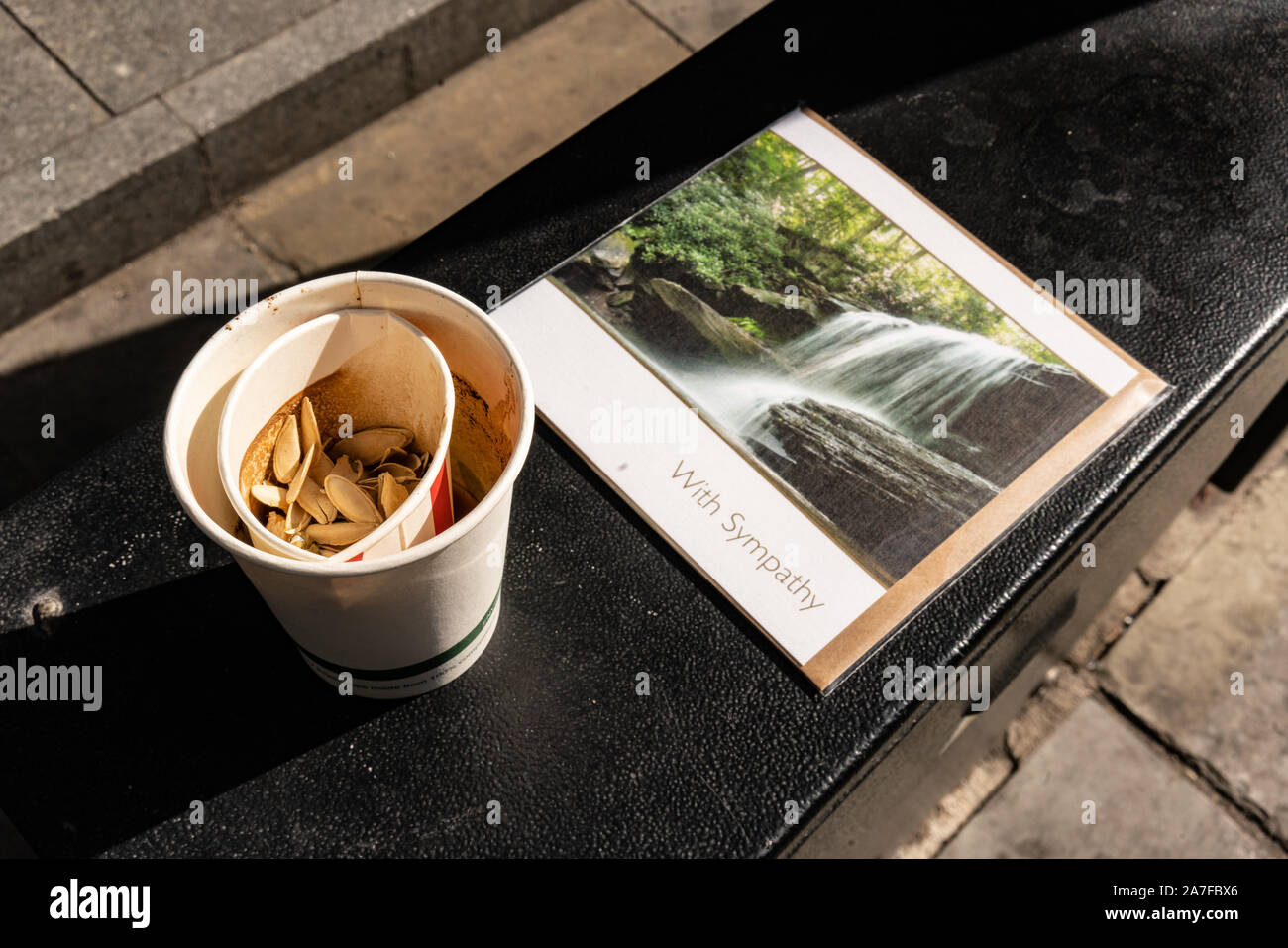 He encontrado esta taza de café y desechados con tarjeta de pésame a la izquierda detrás en una rampa fuera de un edificio comercial, Londres, Reino Unido Foto de stock