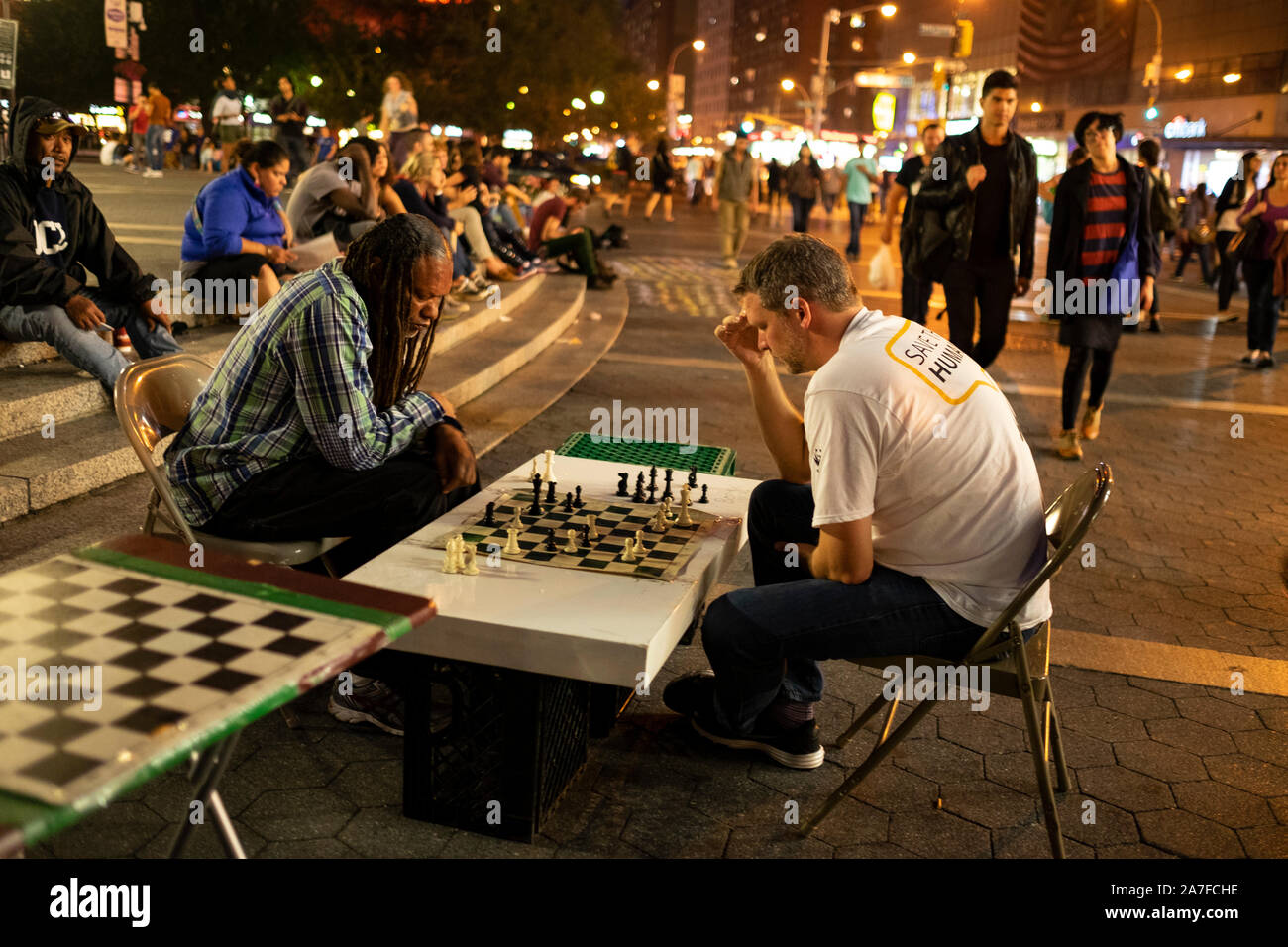 Dos hombres van cabeza a cabeza para jugar una partida de ajedrez en la  Ciudad de Nueva York, EE.UU Fotografía de stock - Alamy