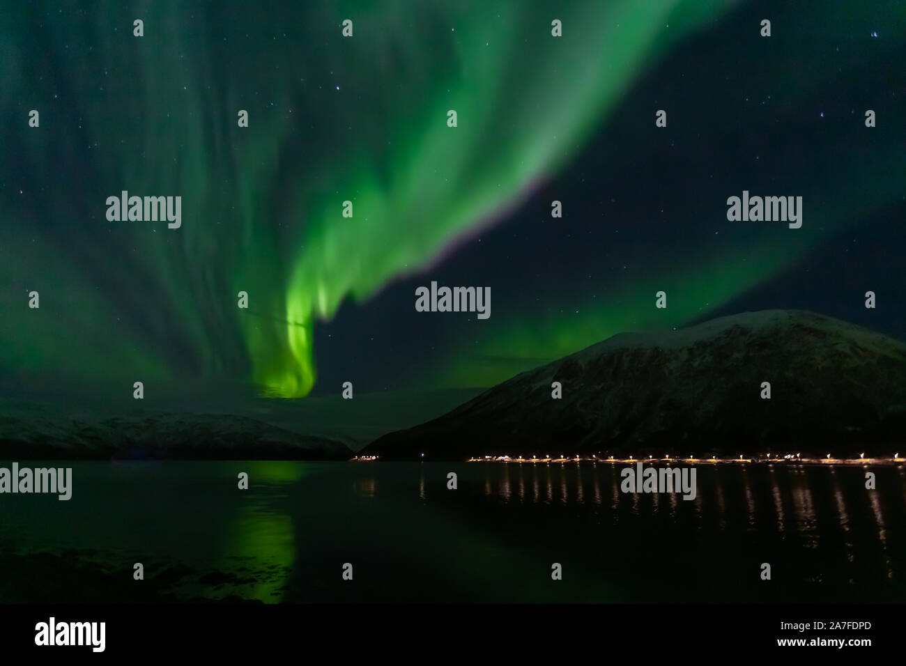 Las luces del norte, la Aurora Boreal, visto neat Tromsø en el norte de Noruega. Foto de stock