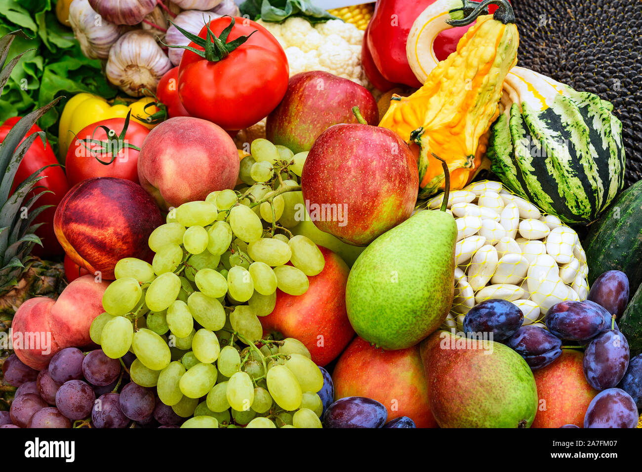Comer sano - Concepto de diversos productos orgánicos exposición de verduras y frutas frescas (fotograma completo) de fondo Foto de stock