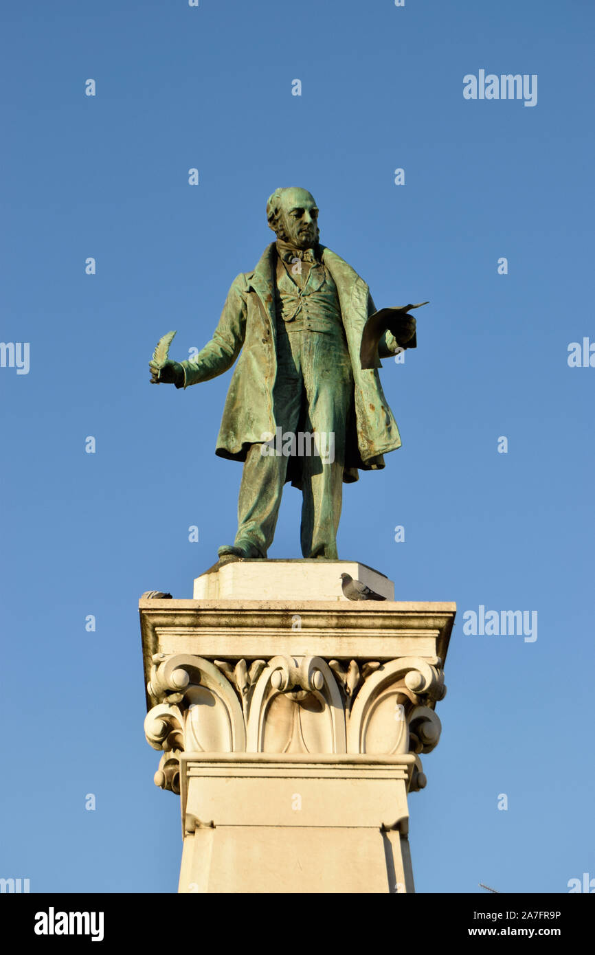 La estatua del político carlista Joaquim Antonio de Aguiar (1792-1884) en Coimbra Portugal Foto de stock