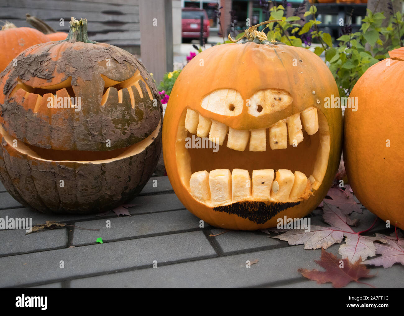 Monstruos Scary Halloween calabazas talladas en el Fotografía de stock -  Alamy
