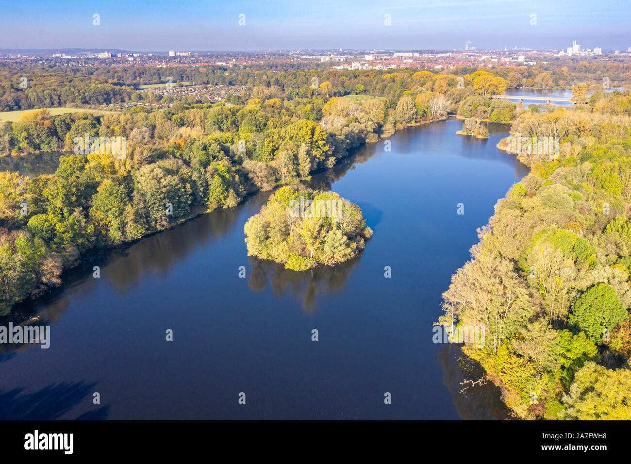 Drone shot del lago Ricklinger Teich, al sur de la ciudad de Hannover, Alemania Foto de stock