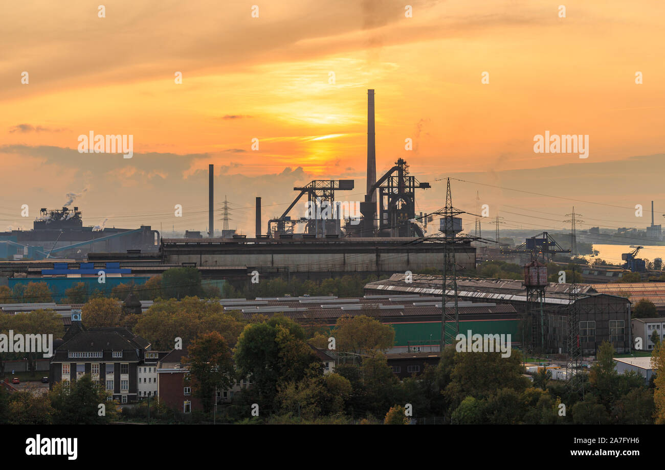 Atardecer en la industria pesada, en la región del Ruhr cerca de Duisburg Foto de stock