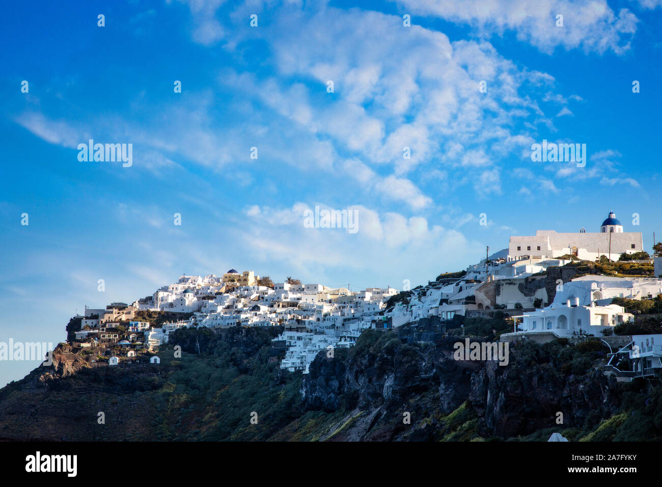 Imerovigli sobre los acantilados de la caldera de Santorini, Grecia. Foto de stock