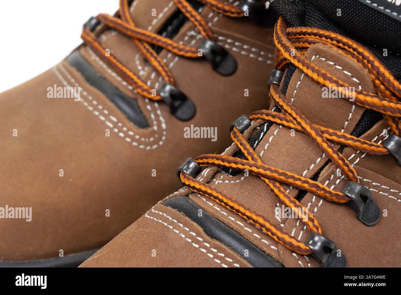 Zapatos nuevos para trabajar con cordones. Zapatos de seguridad sobre un  fondo blanco , Trabajo zapatos para hombres en fábrica o industria para  proteger el pie del accidente Fotografía de stock - Alamy