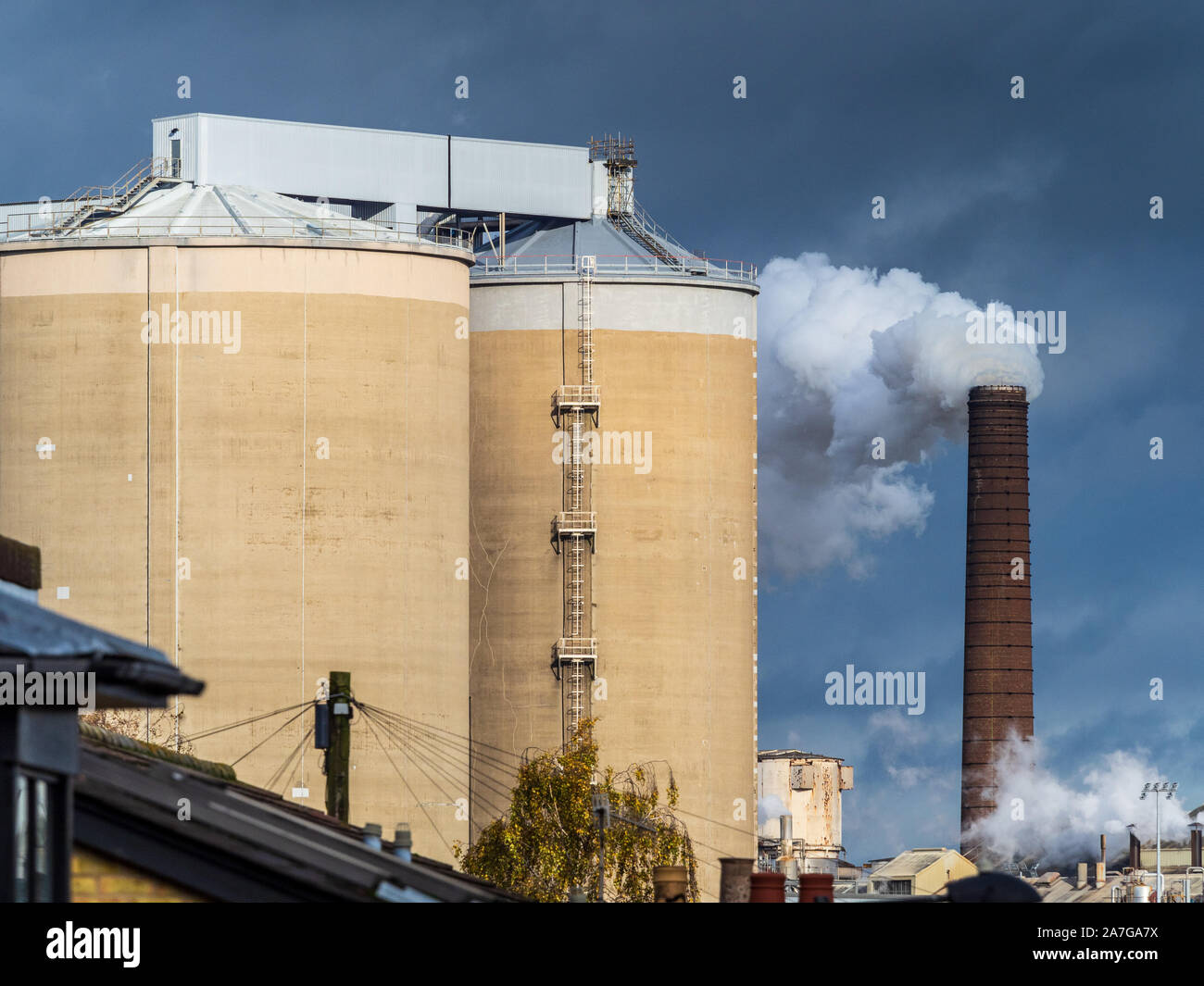 Emisiones de la fábrica del Reino Unido - chimeneas de la fábrica de remolacha azucarera - el vapor se eleva de la fábrica británica de azúcar en Bury St Edmunds Suffolk, Reino Unido Foto de stock