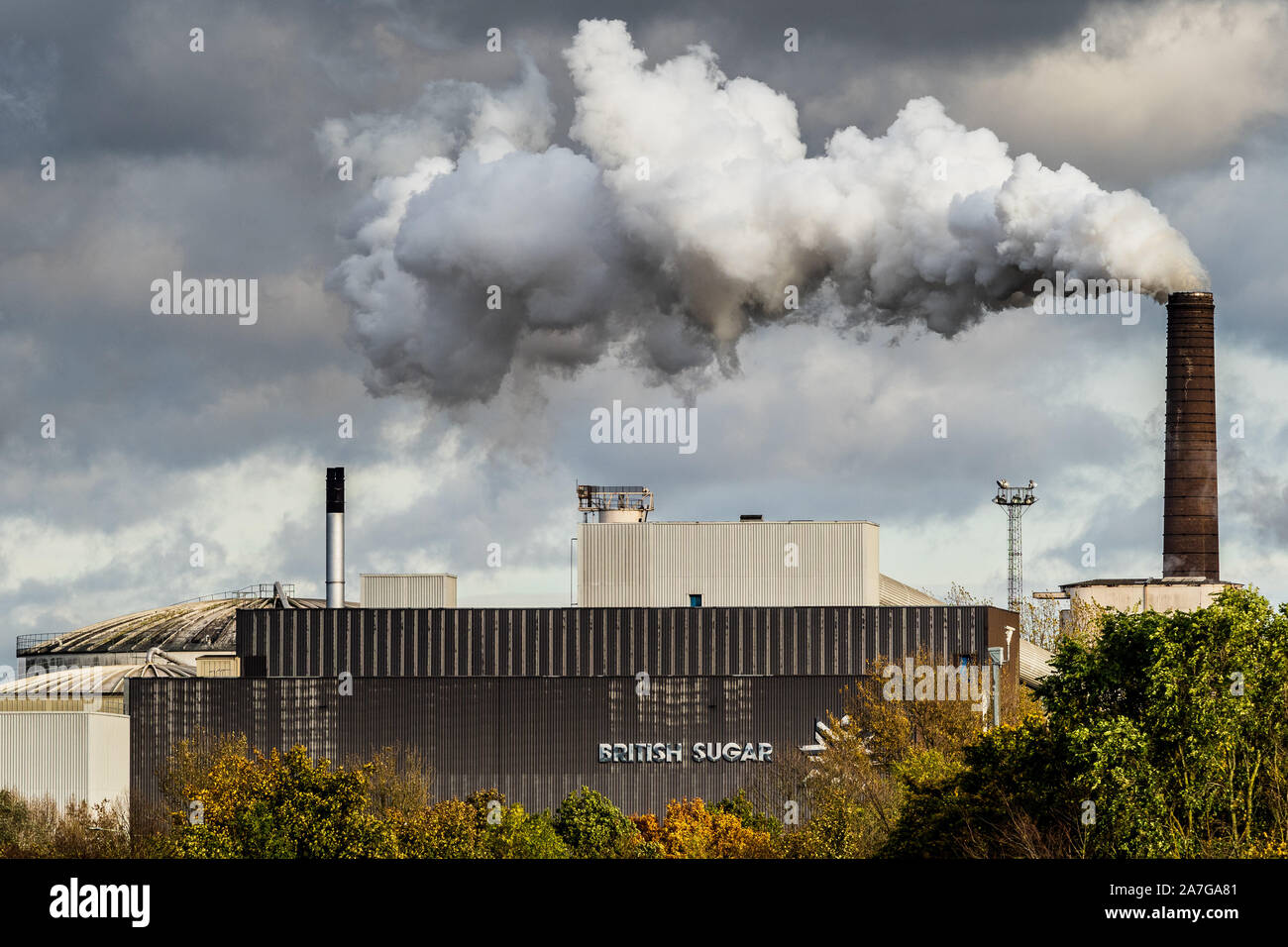 Emisiones de la fábrica del Reino Unido - chimeneas de la fábrica de remolacha azucarera - el vapor se eleva de la fábrica británica de azúcar en Bury St Edmunds Suffolk, Reino Unido Foto de stock