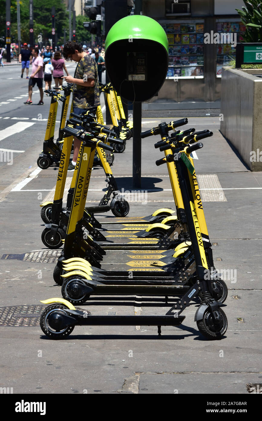 SÃO PAULO, SP - 02.11.2019: PATINETE ELÉTRICO NA AV. PAULISTA - SP  Ayuntamiento regula scooters eléctricos y empieza a gravar el servicio. En  la imagen scooters eléctricos parado en la acera de
