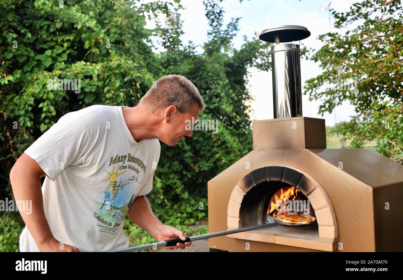 Hombre pizza artesanal para cocinar al aire libre en un Forno de leña horno  Bravo, hecha con ingredientes orgánicos en el Inn Serendipity, Browntown,  Wisconsin, EE.UU Fotografía de stock - Alamy