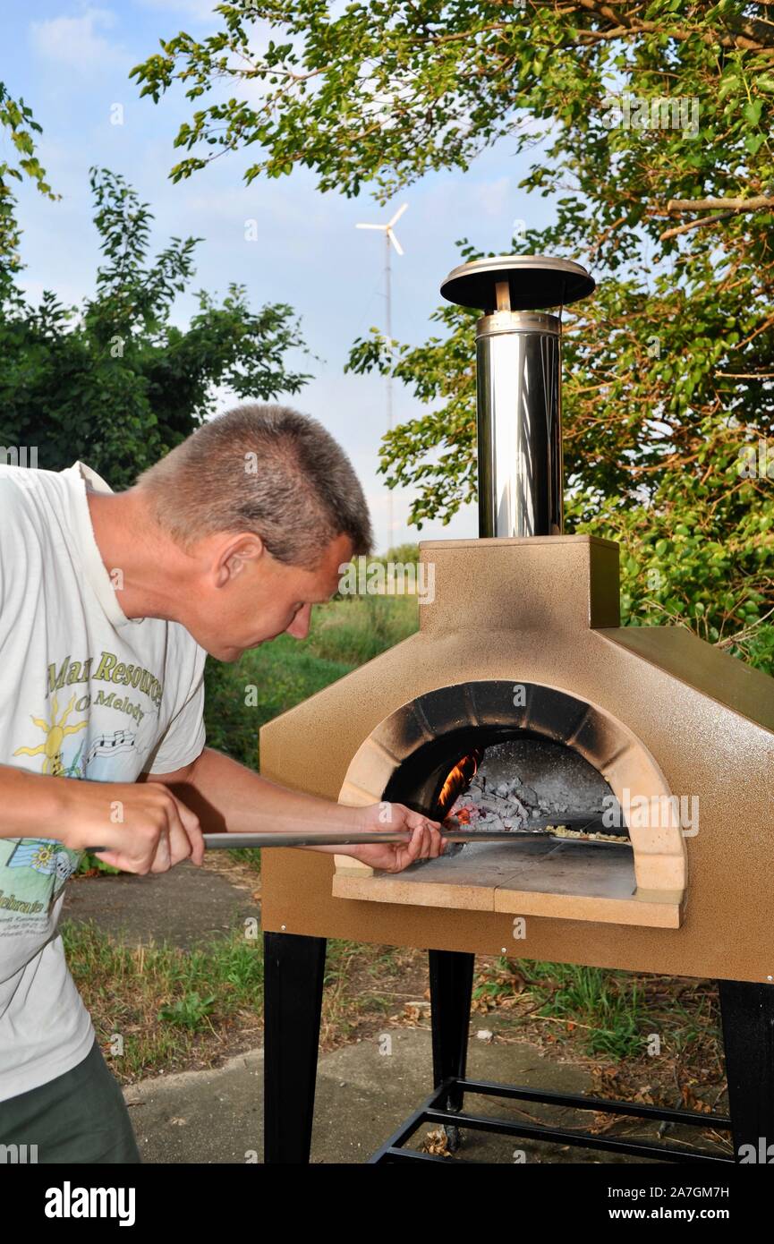 Hombre pizza artesanal para cocinar al aire libre en un Forno de leña horno  Bravo, hecha con ingredientes orgánicos en el Inn Serendipity, Browntown,  Wisconsin, EE.UU Fotografía de stock - Alamy