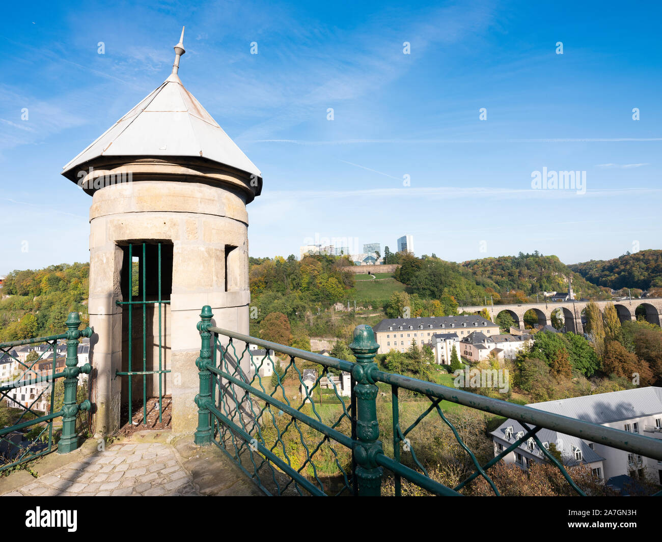 Antigua torre vigía con vistas a la parte inferior de la ciudad de Luxemburgo con kirchberg y las instituciones europeas en el fondo Foto de stock