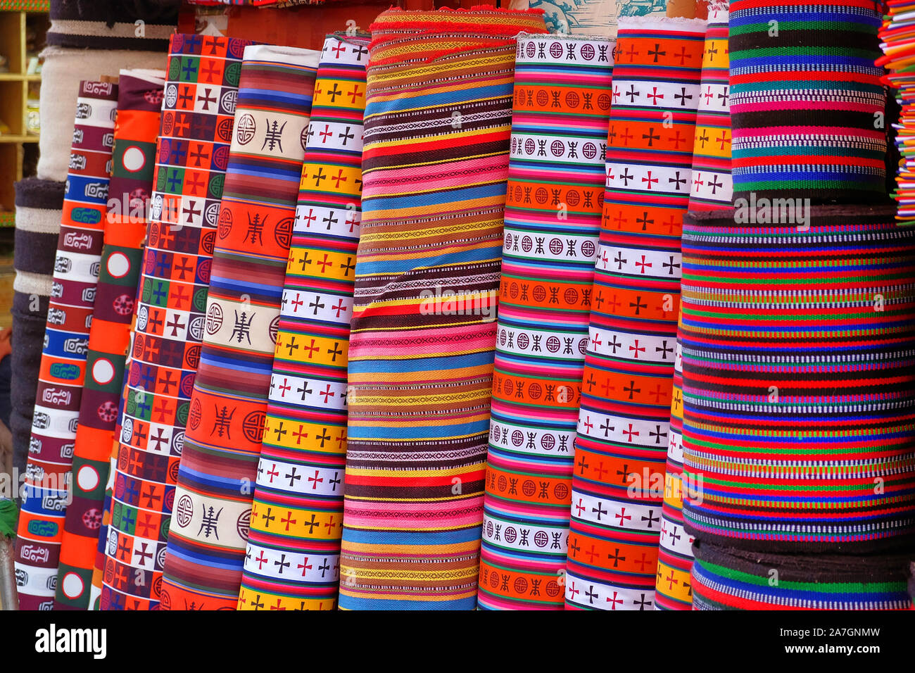 Coloridas alfombras cubiertas por motivos tradicionales en un mercado local en Lhasa, Tibet. Foto de stock