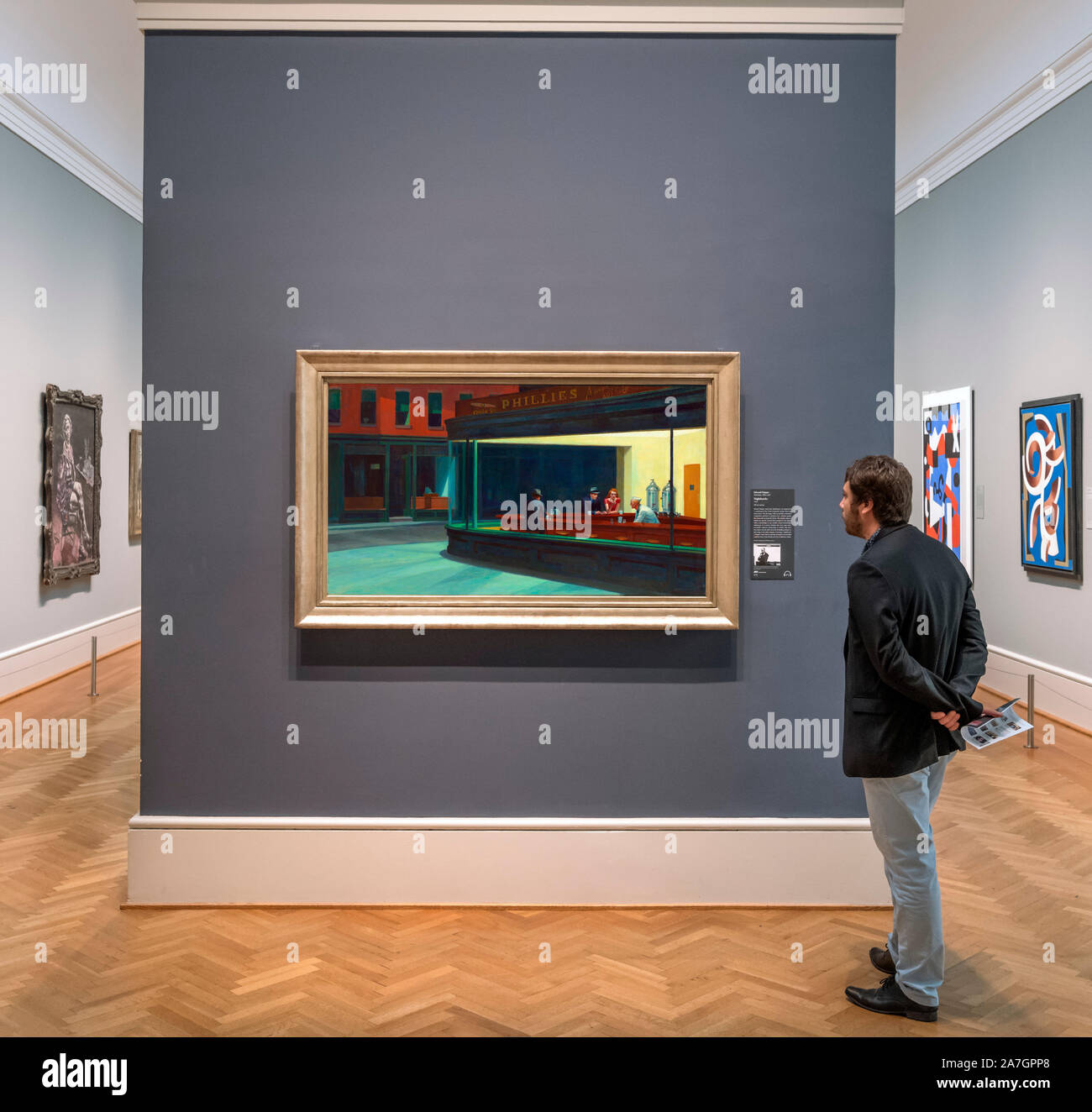 Visitante mirando la pintura "Chotacabras" por Edward Hopper (1882-1967), óleo sobre lienzo, 1942. El Instituto de Arte de Chicago, Chicago, Illinois, EE.UU. Foto de stock