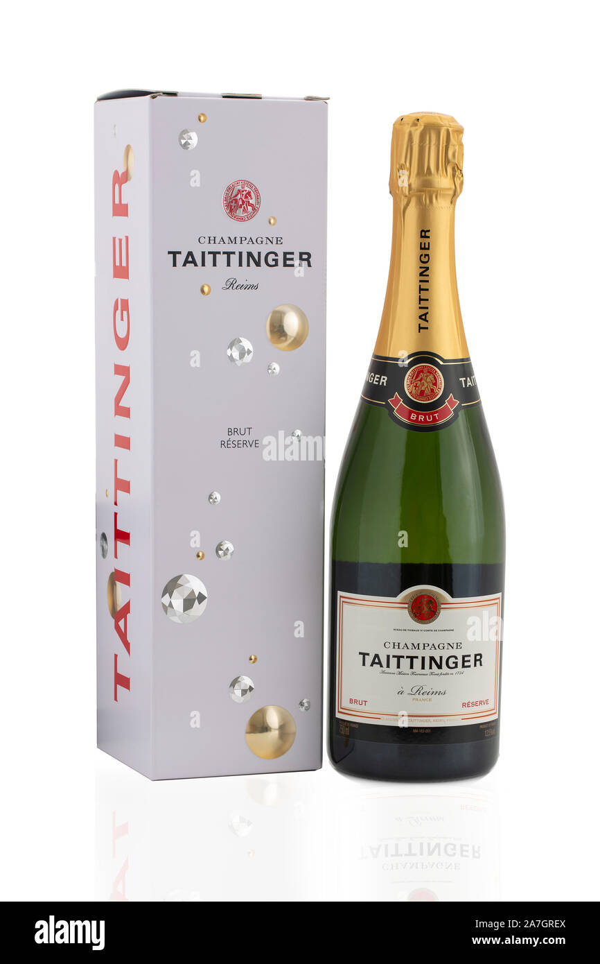 SWINDON, REINO UNIDO - Octubre 27, 2019: una botella de champagne Taittinger Brut con caja de presentación Foto de stock