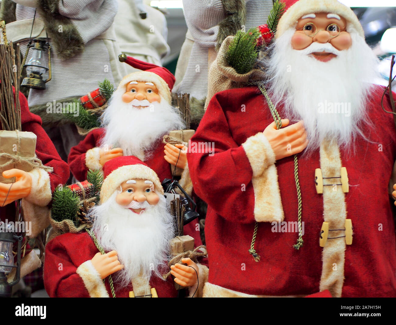 Decoraciones de Navidad Papá Noel santa claus en una tienda Foto de stock