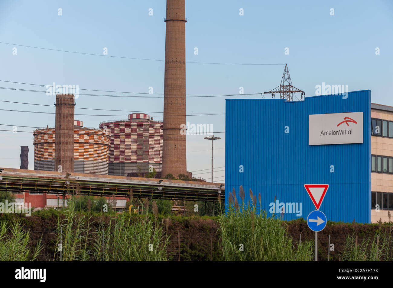 Entrada de la acería de ArcelorMittal en Taranto, Italia Foto de stock
