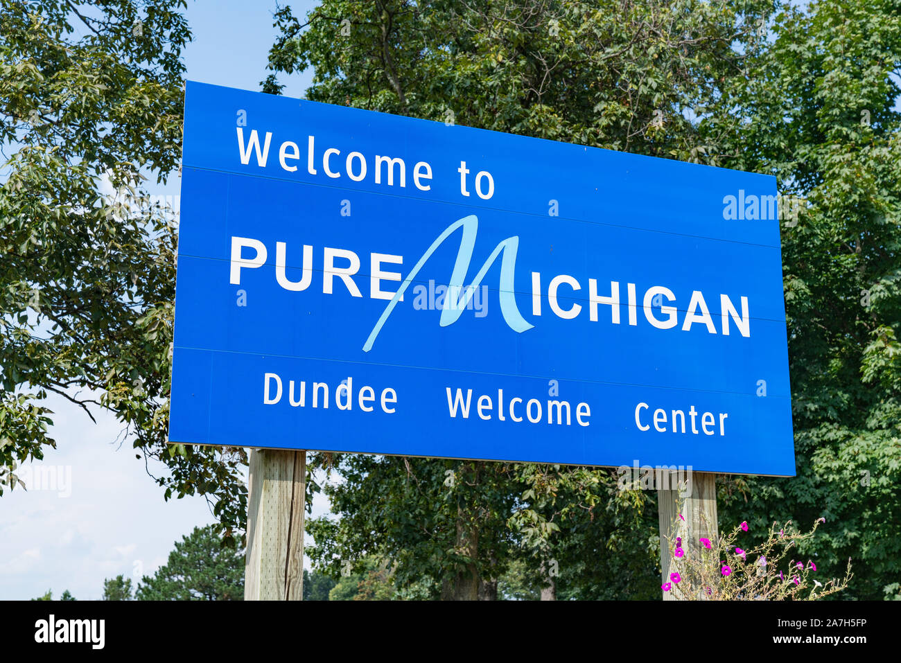 Petersburgo, MI - Septiembre 21, 2019: Bienvenidos a Pure Michigan firmar en el Centro de Bienvenida de Dundee Foto de stock