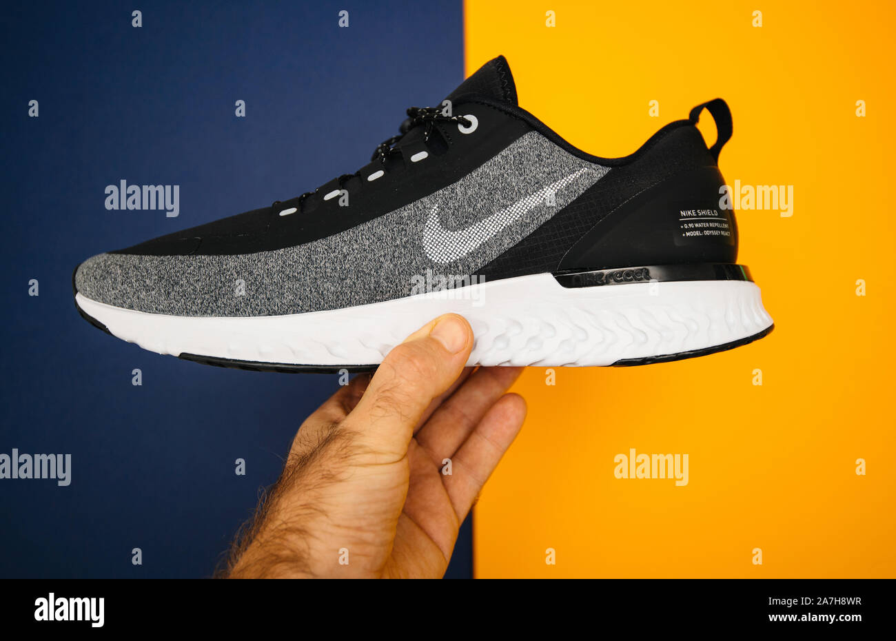 efecto Eh Broma París, Francia - 18 Oct, 2019: Vista lateral sobre fondo amarillo azul  nuevo deporte impermeable y resistente al viento zapatilla Nike Odyssey  reaccionan Shield 2 para f Fotografía de stock - Alamy