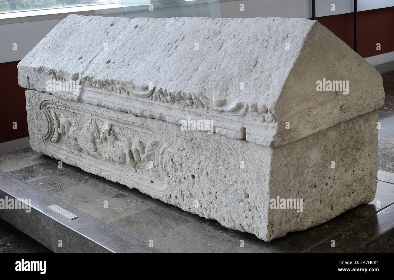 Sarcofago romano procedente de la iglesia de Santa María, Crkvina, Biskupija, cerca de Knin, reutilizado en el siglo IX. Piedra caliza. 224 x 82 x 45 cm. Museo de los monumentos arqueológicos Croatas. Split. Croacia. Foto de stock