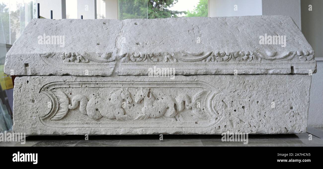 Sarcofago romano procedente de la iglesia de Santa María, Crkvina, Biskupija, cerca de Knin, reutilizado en el siglo IX. Piedra caliza. 224 x 82 x 45 cm. Museo de los monumentos arqueológicos Croatas. Split. Croacia. Foto de stock