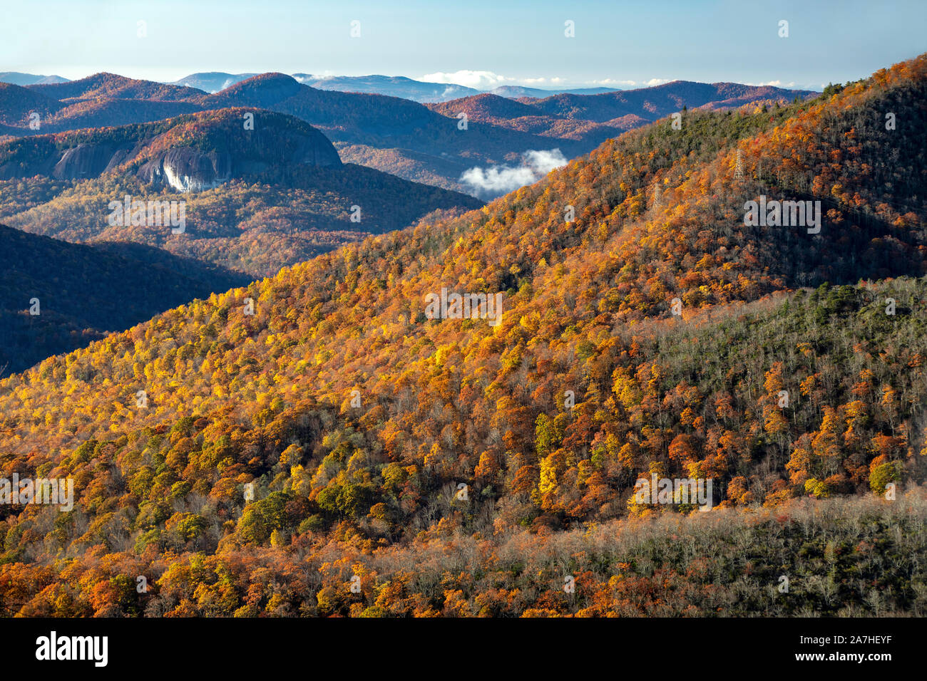 Color en el otoño de Blue Ridge Parkway con Looking Glass Rock en la distancia, cerca de Asheville, Carolina del Norte, EE.UU. Foto de stock