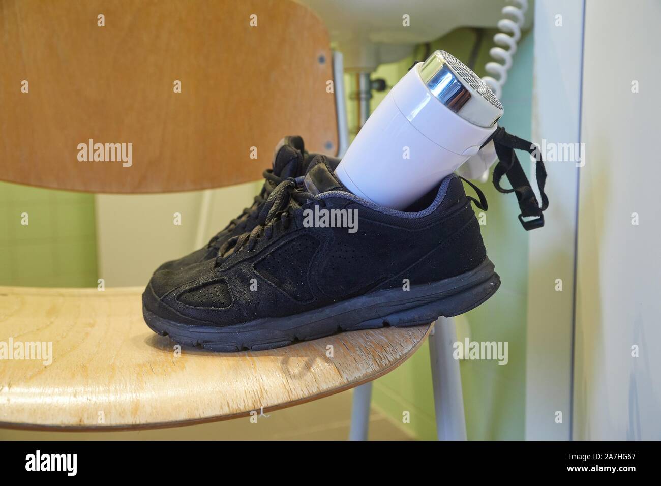 Secar los zapatos con un secador de pelo Fotografía de stock - Alamy