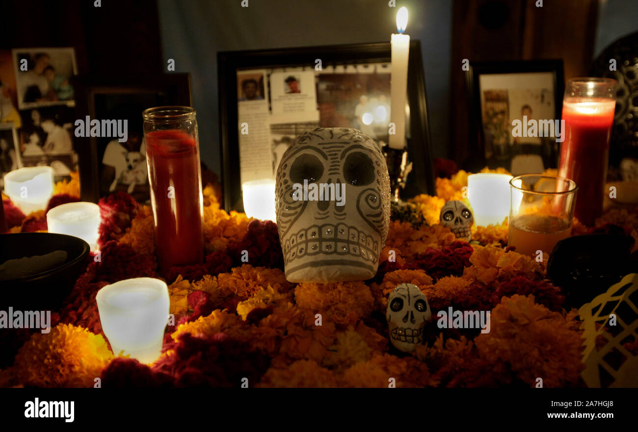 Celebración del Día de los muertos con artefactos, fotografías, velas y ofreciendo en Alpine, Texas, el cual tiene una fuerte comunidad hispana. Foto de stock