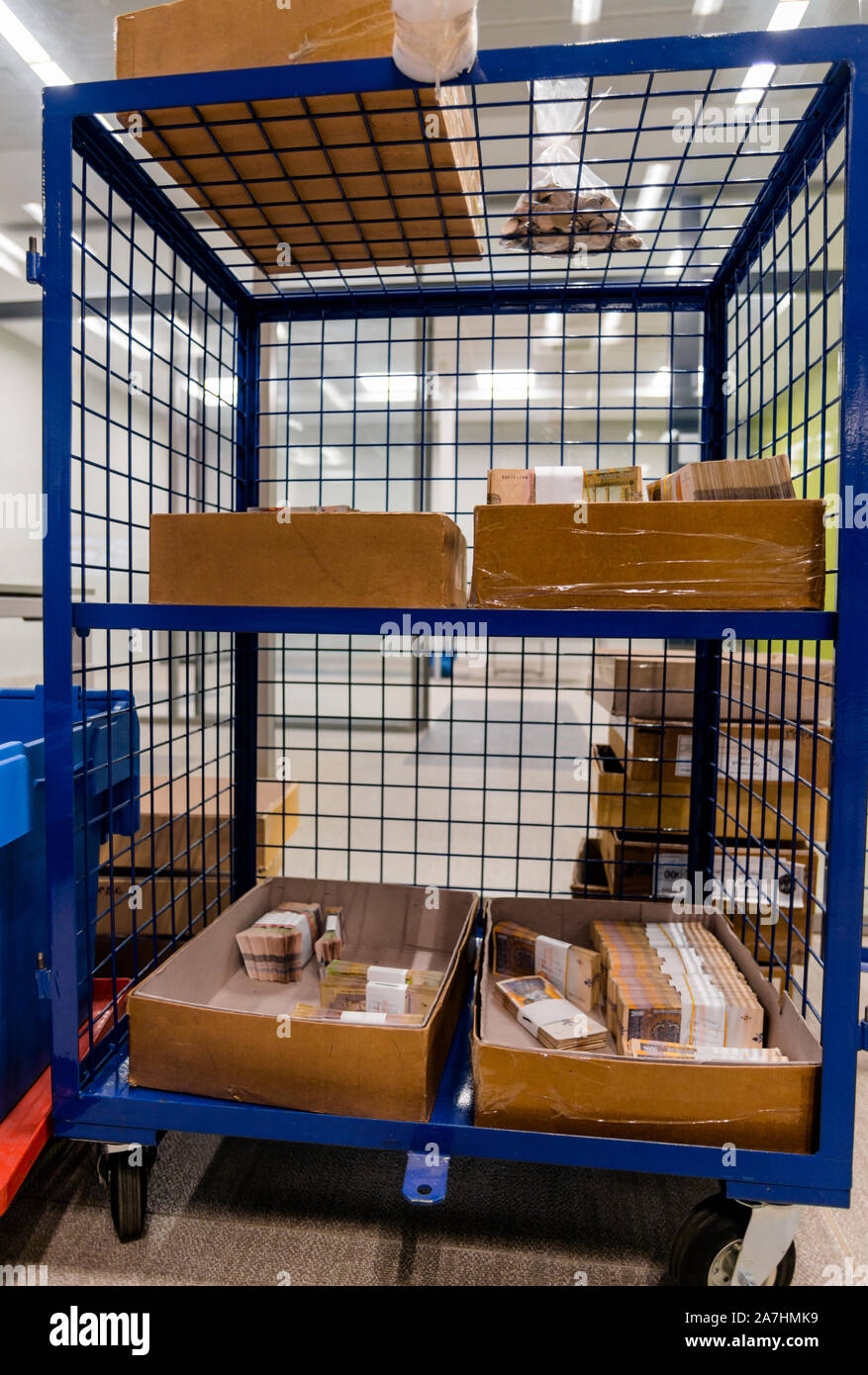 Cajas de cartón lleno de dinero ordenada y almacenada en una jaula en el  centro para los servicios de caja Fotografía de stock - Alamy