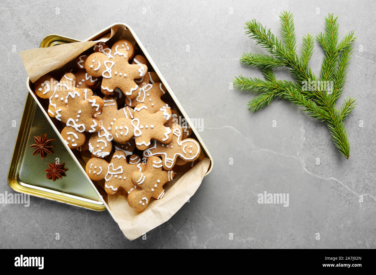 Christmas background laicos plana con cookie box y fir palm en mesa de piedra Foto de stock