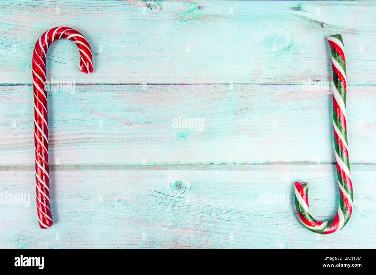Fondo de Navidad. Dos bastones de caramelo de Navidad diferente espacio de copia. Foto de stock