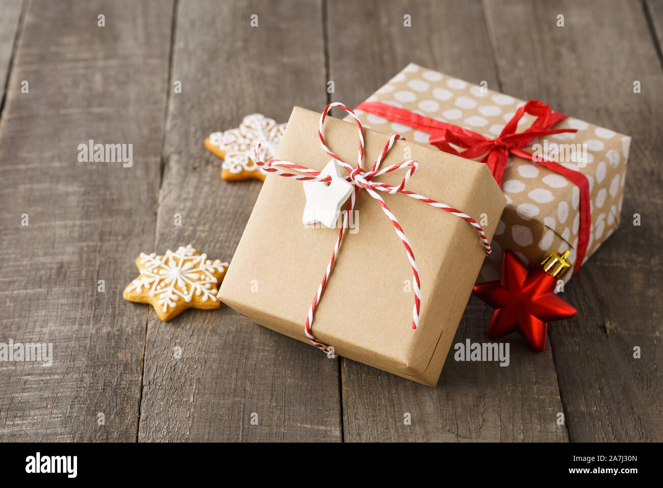Regalo de navidad cajas decoradas con cinta roja y el hilo sobre fondo de  madera Fotografía de stock - Alamy