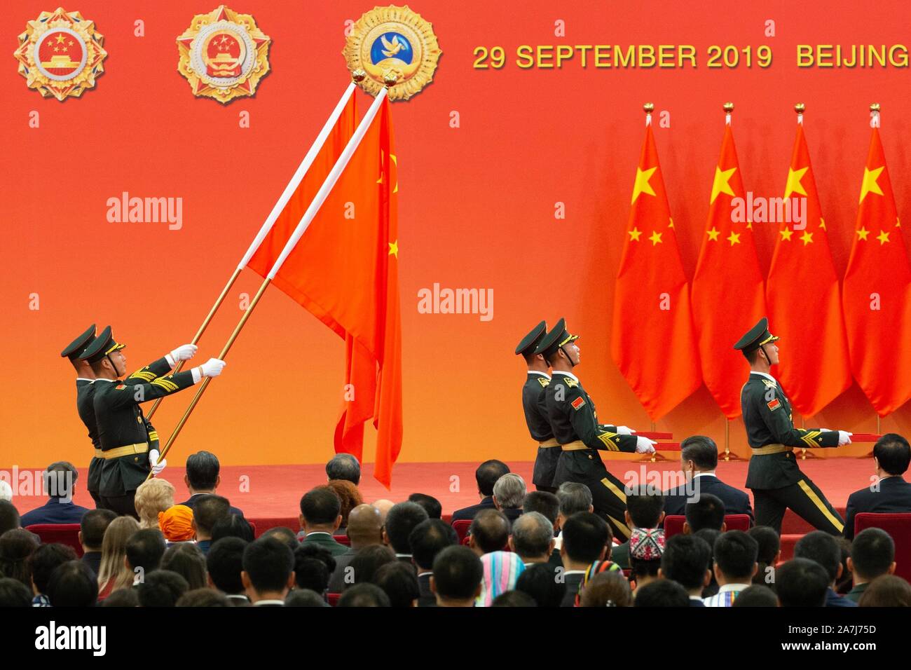 Los soldados que estaban presentes en la ceremonia de entrega de medallas  de la dirección nacional de medallas y títulos honoríficos de la República  Popular de China en el Great Hall de