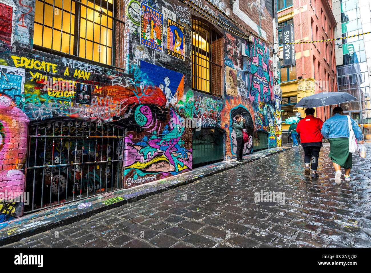 02 Nov 19. Melbourne, Victoria, Australia. Hosier Lane en Melbourne está lleno de arte en la calle y atrae a turistas y lugareños. Foto de stock