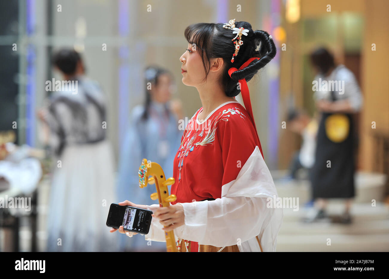 Bellezas vestirse con ropa china antigua se preparan para demostrar y realizar durante el certamen de belleza ropa china antigua en la ciudad de Shenyang, n Foto de stock