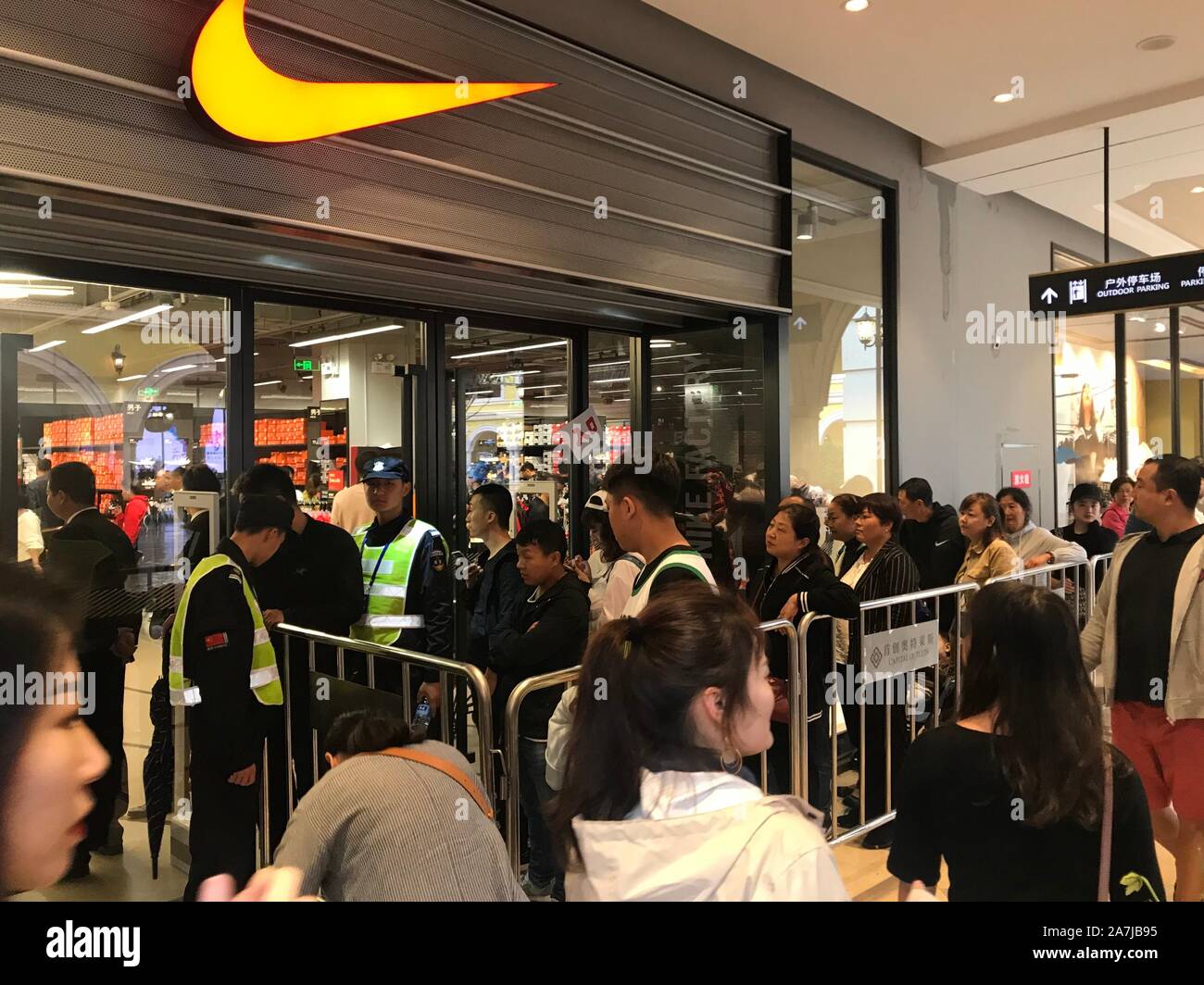consumidores se alinean a la espera de obtener dentro de una tienda de Nike en el recién inaugurado salidas de capital en la ciudad de Xi'an, en el noroeste de la