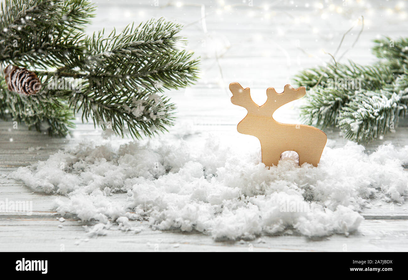 Navidad ciervo con madera de abeto y nieve sobre fondo blanco de madera para la decoración de Navidad. Foto de stock