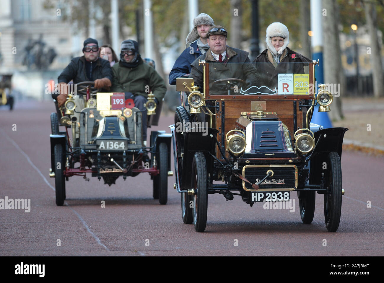 Londres, Reino Unido. 3 nov, 2019. Los competidores tomar parte en la reunión anual de Bonhams London to Brighton Veteran Car Run. Una extraordinaria entrada de más de 400 coches pre-1905 izquierda Hyde Park cuando amanecía, preparado para afrontar la epopeya 60 km en coche desde la capital de la costa como la más longeva del mundo evento automovilístico que datan de 1927 se puso en marcha. 1903 De Dion Bouton conducida a lo largo del Mall por Harold Pritchard Crédito: MARTIN DALTON/Alamy Live News Foto de stock