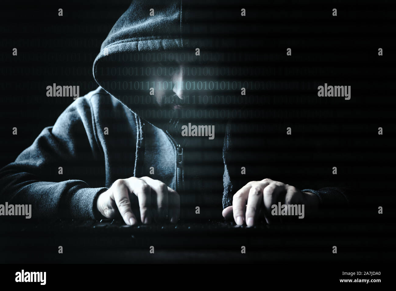 Concepto de piratas informáticos y la criminalidad en internet, un hombre en la oscuridad Foto de stock