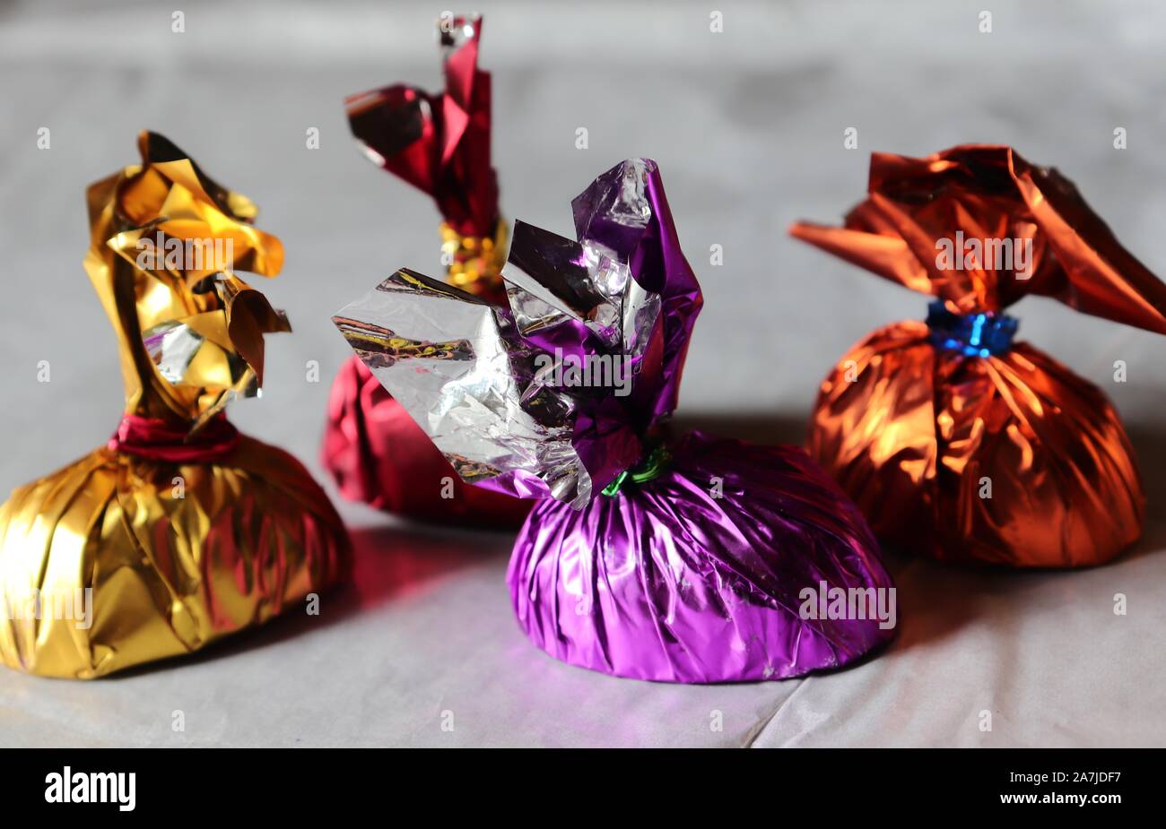 Close-up de surtido de chocolates en envoltorios coloridos Foto de stock