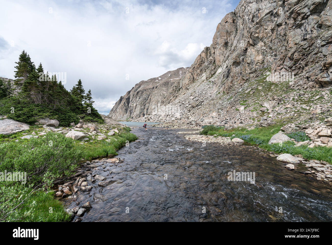 Cruce de río en la Alta Ruta de Wind River, en Wyoming, EE.UU. Foto de stock