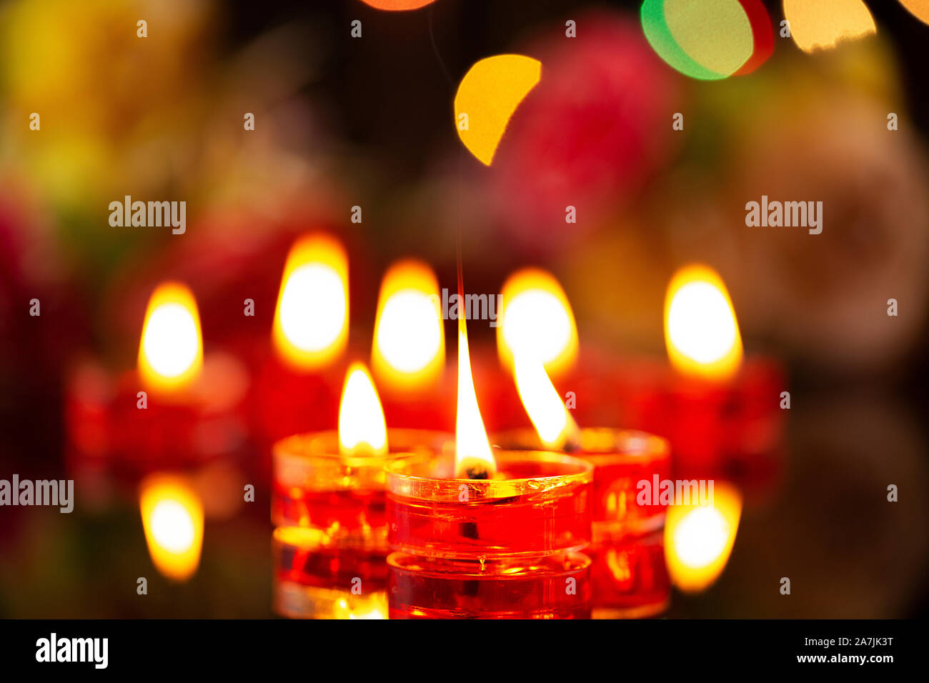 Deepak luces velas para decoración doméstica para celebrar el Deepavali Foto de stock