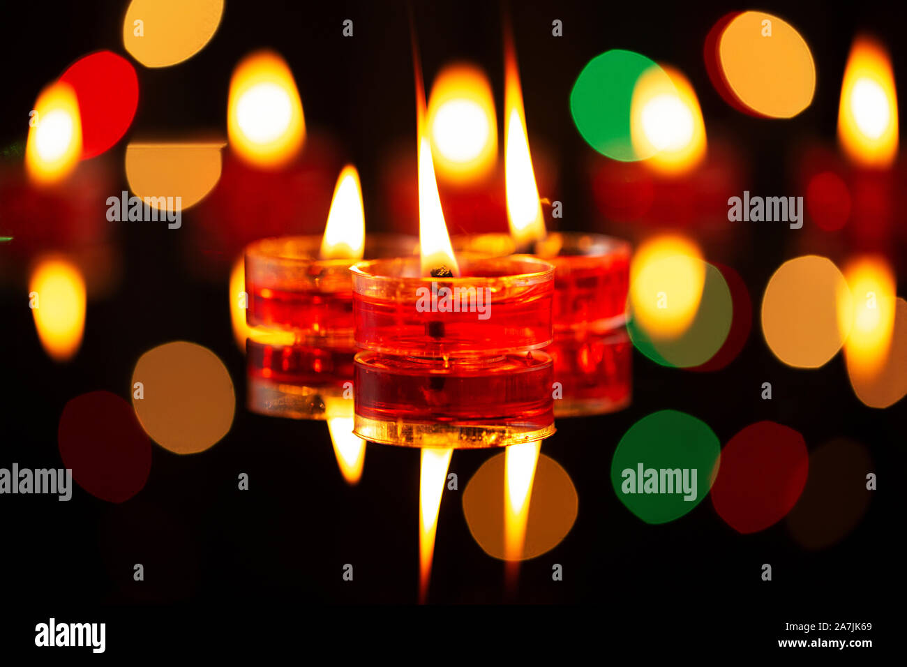 Diwali tradicionales lámparas y velas encendidas en ocasión de celebrarse el festival de Diwali Foto de stock