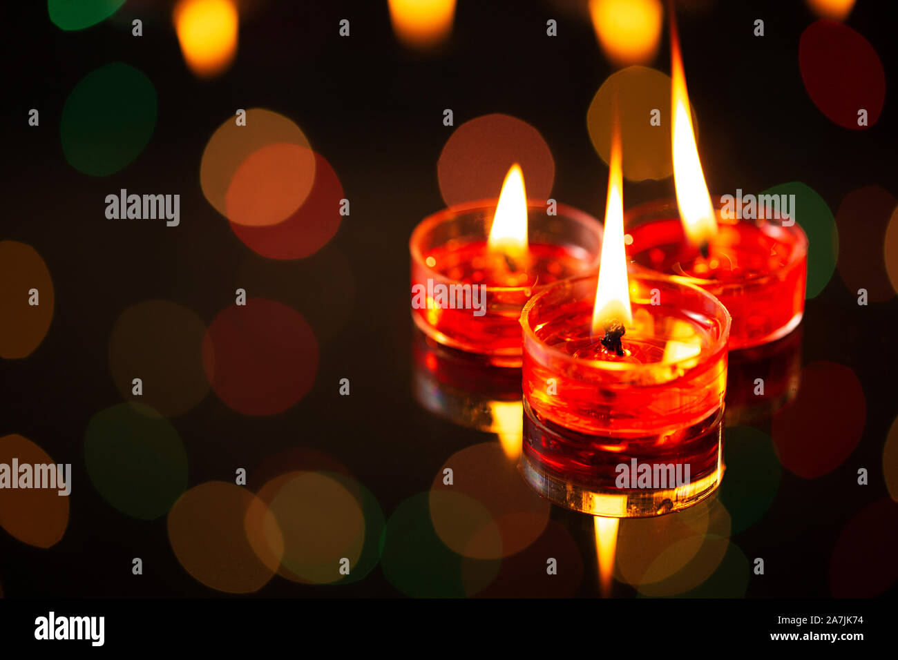 Iluminación quemando velas encendidas en el Festival de Diwali celebración nadie Foto de stock