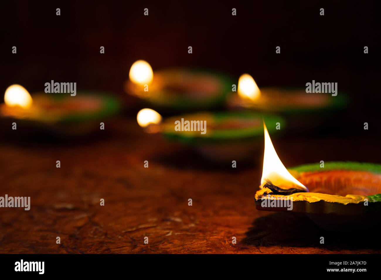 Arcilla tradicional diya lámparas de aceite se encienden durante el Festival de Diwali celebración nadie Foto de stock