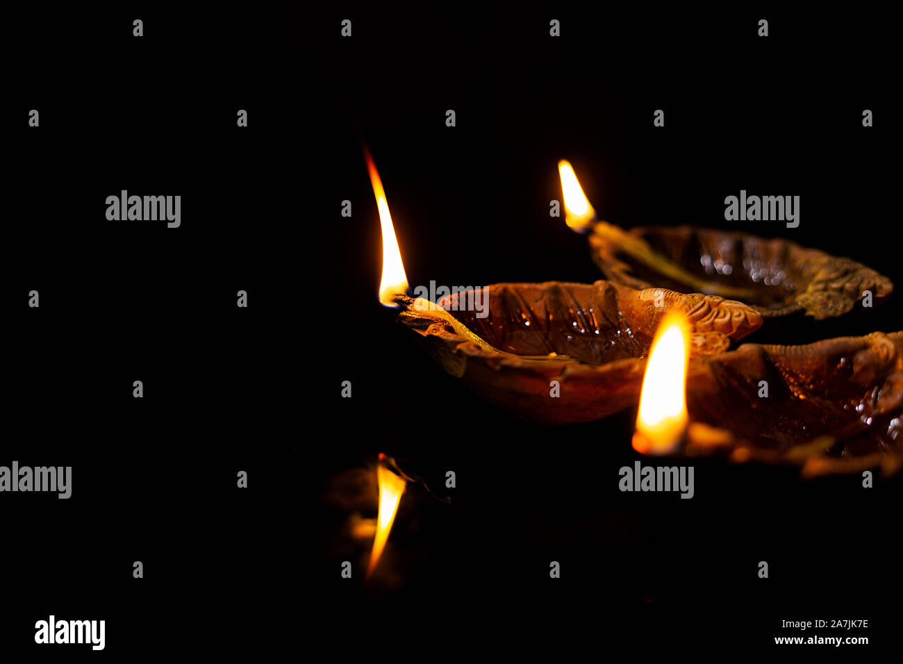 Cerca quema Diya iluminación lámparas de aceite sobre el Diwali Festival celebración nadie Foto de stock