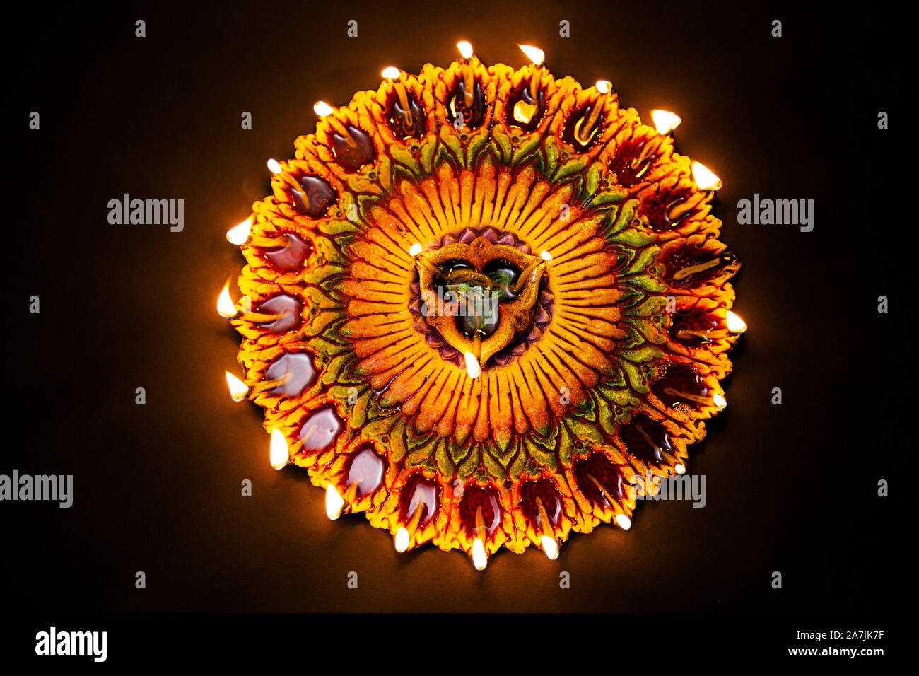 Nadie Shot quema diya lámparas de aceite la placa India el Diwali Festival de celebración Foto de stock