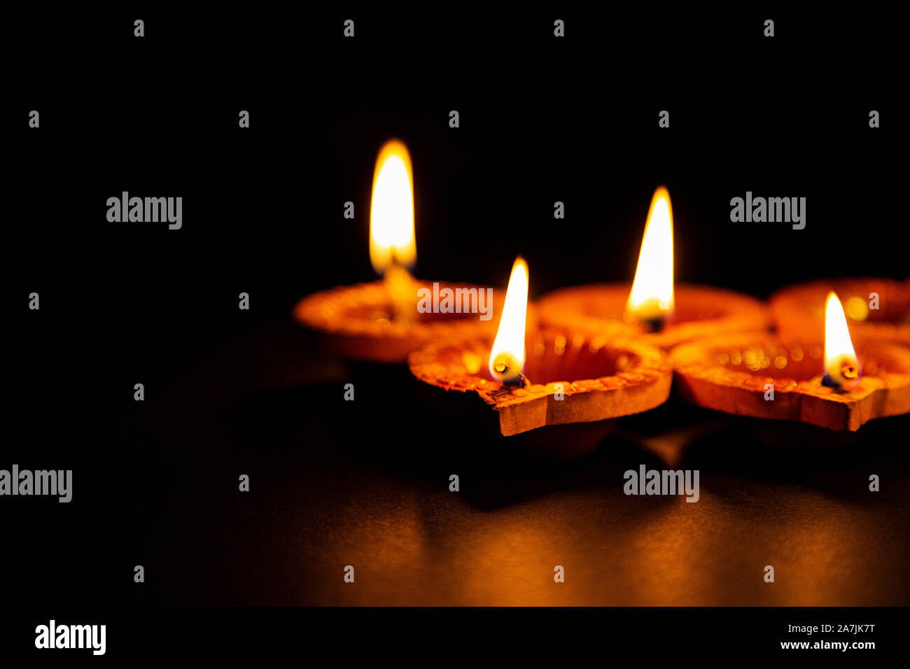 Quema Diya lámparas de aceite iluminación la ocasión de Diwali Festival nadie Foto de stock